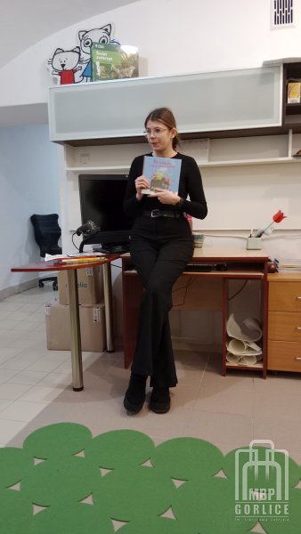 Biblioteka Gorlice, Cała Polska czyta dzieciom Bibliotekarka prezentuje wyprawkę